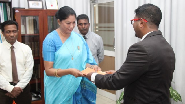 රත්නපුර නව දිසාපති / දිස්ත්‍රික් ලේකම් රාජකාරී අරඹයි