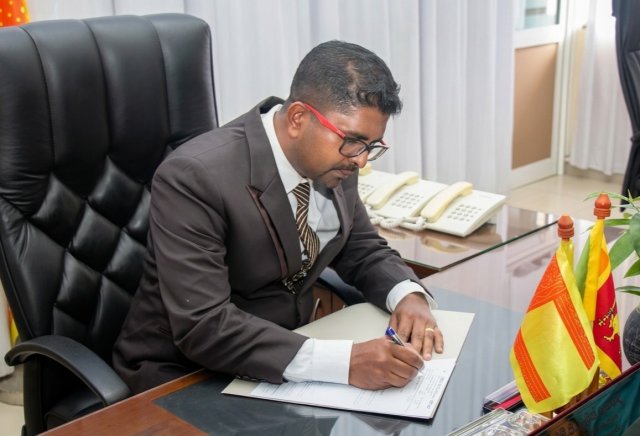 රත්නපුර නව දිසාපති / දිස්ත්‍රික් ලේකම් රාජකාරී අරඹයි