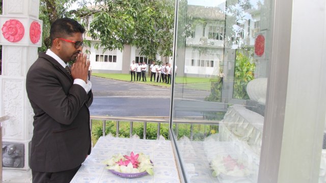 රත්නපුර නව දිසාපති / දිස්ත්‍රික් ලේකම් රාජකාරී අරඹයි